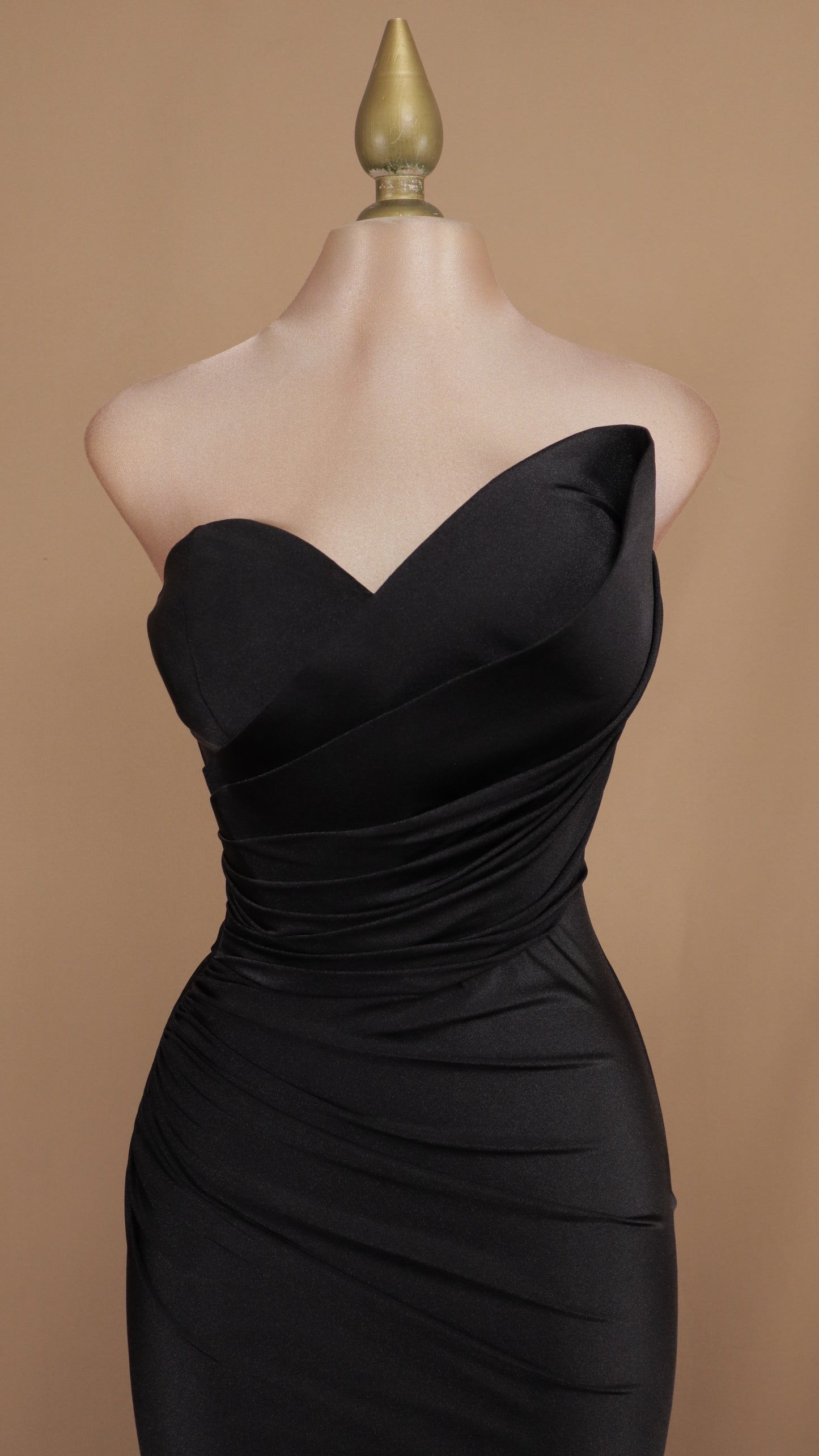 Vestido largo asimétrico estraple con pliegues