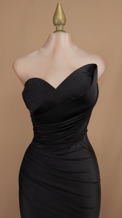 Vestido largo asimétrico estraple con pliegues