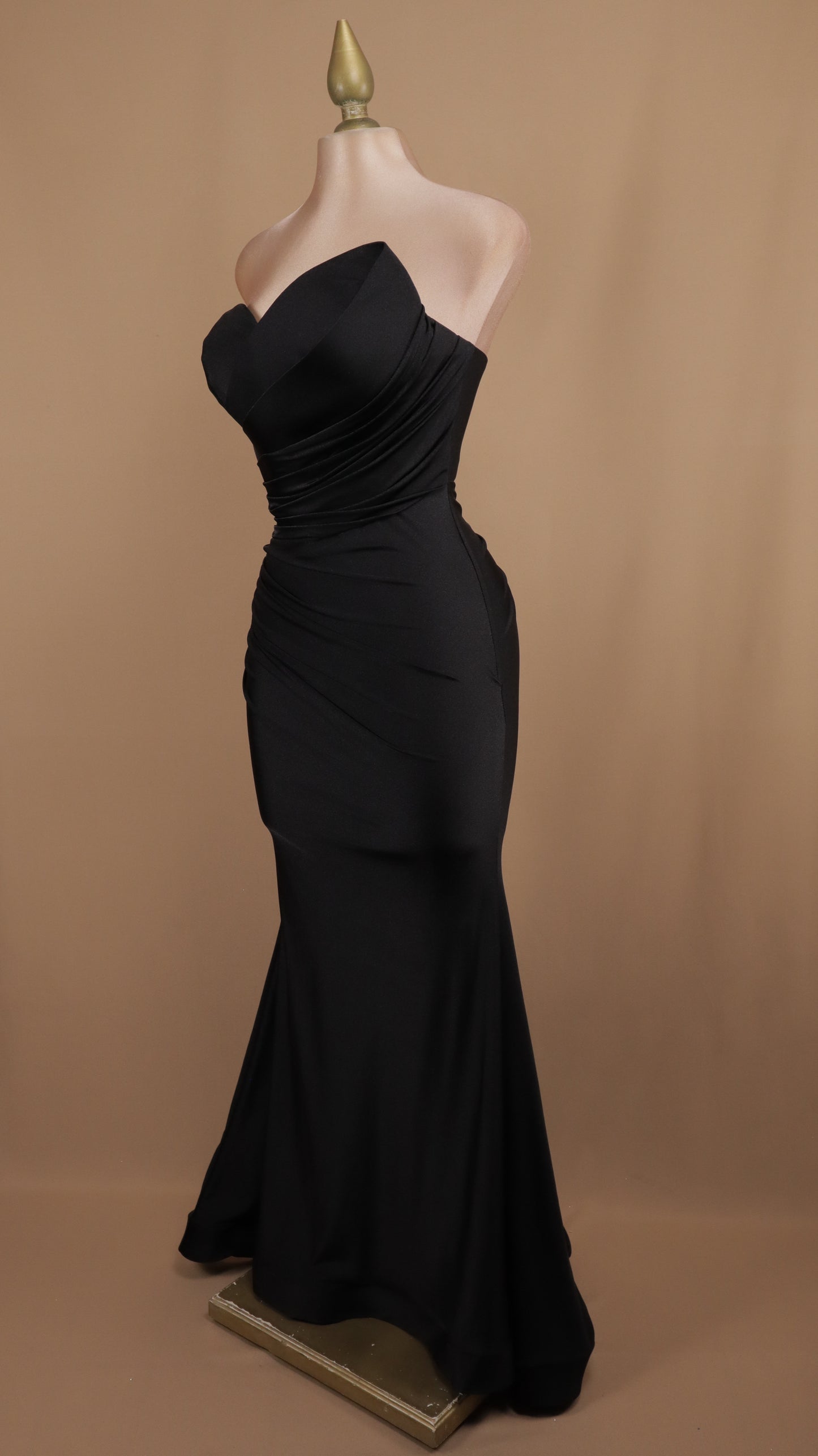 Vestido largo asimétrico estraple con pliegues