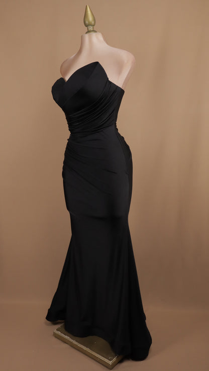 Vestido largo asimétrico estraple con pliegues