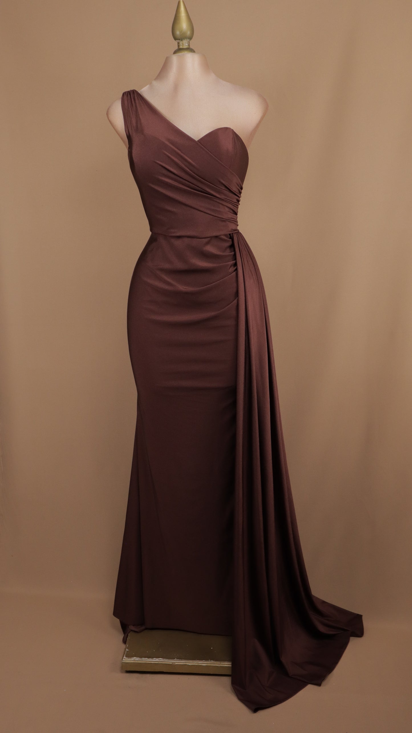 Vestido largo escote asimétrico de licra