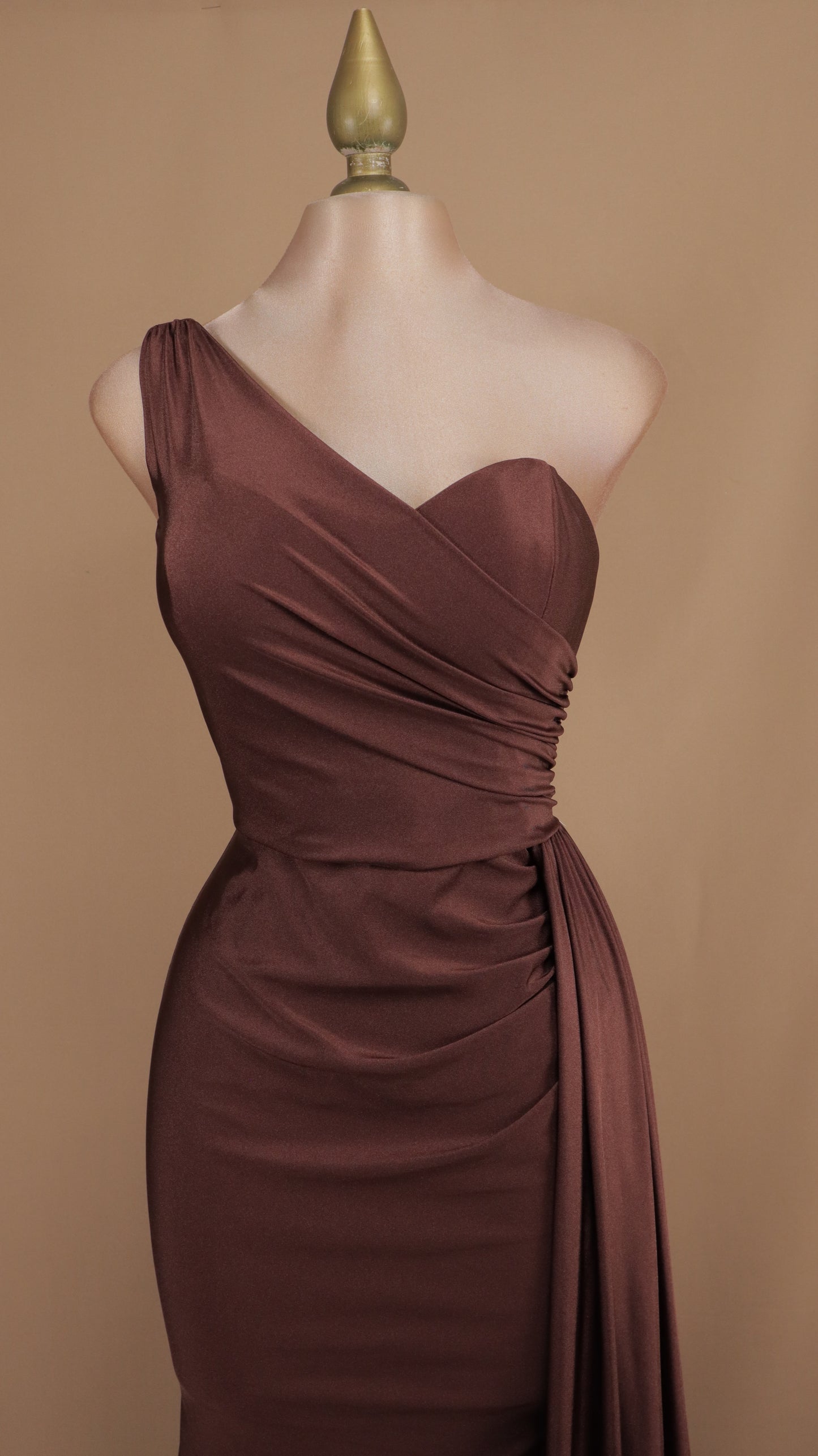 Vestido largo escote asimétrico de licra