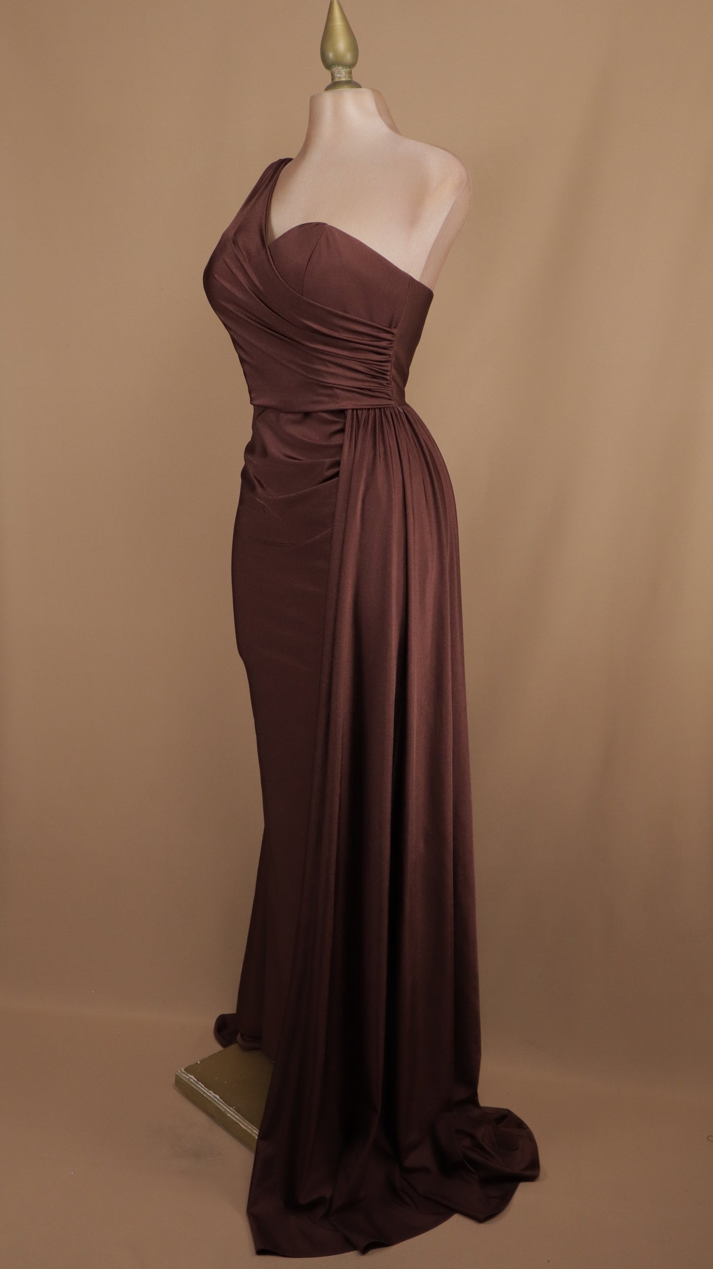 Vestido largo escote asimétrico de licra