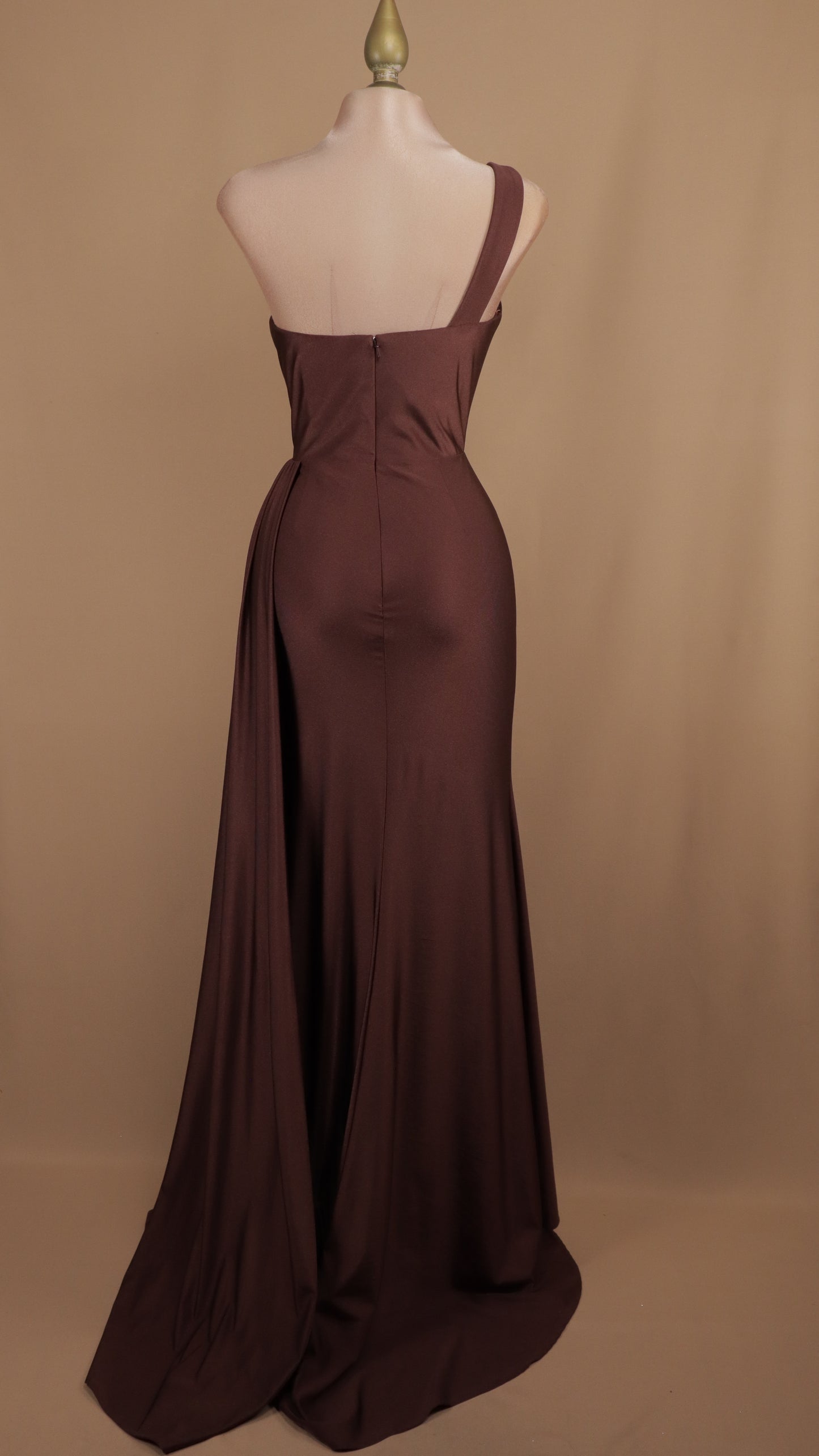 Vestido largo escote asimétrico de licra