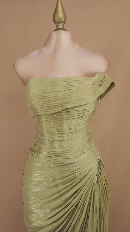 Vestido largo de un hombro con drapeado y destellos