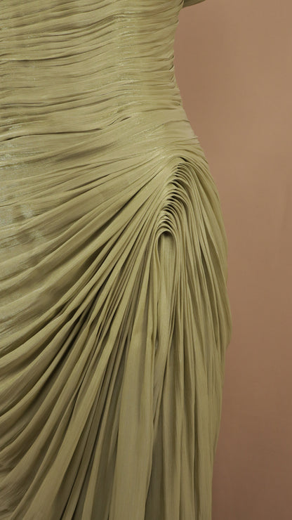 Vestido largo de un hombro con drapeado y destellos