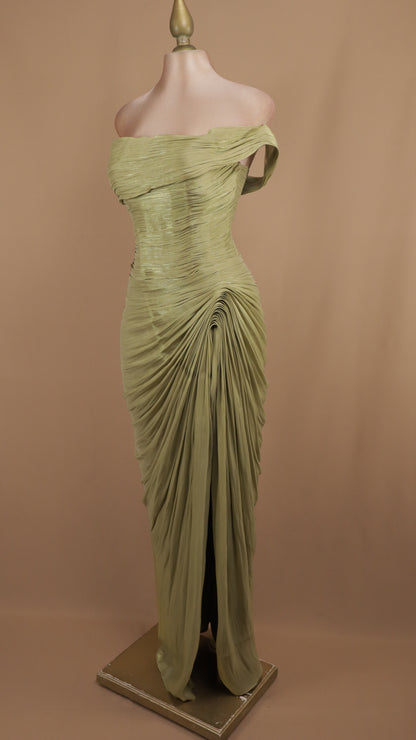 Vestido largo de un hombro con drapeado y destellos