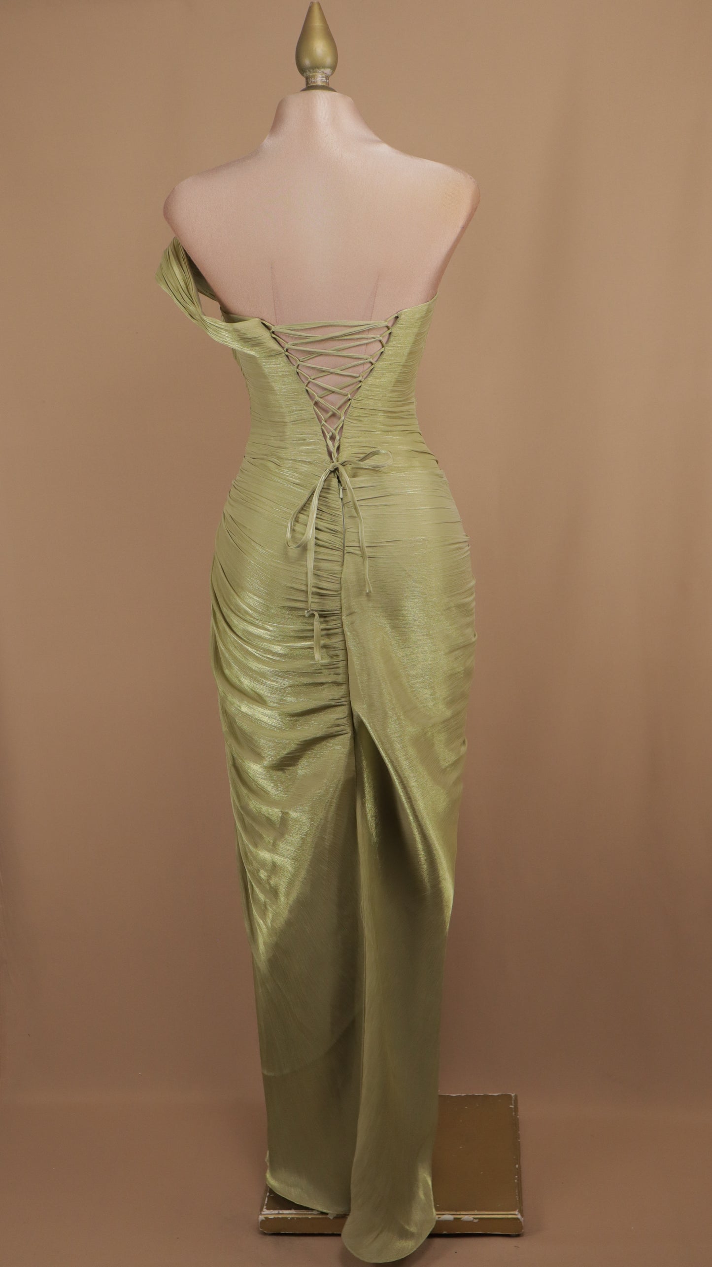 Vestido largo de un hombro con drapeado y destellos