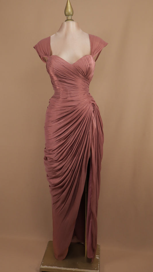 Vestido largo drapeado con abertura en pierna