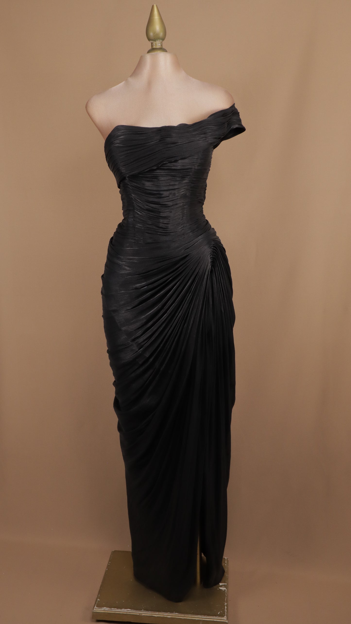 Vestido largo de un hombro con drapeado y destellos