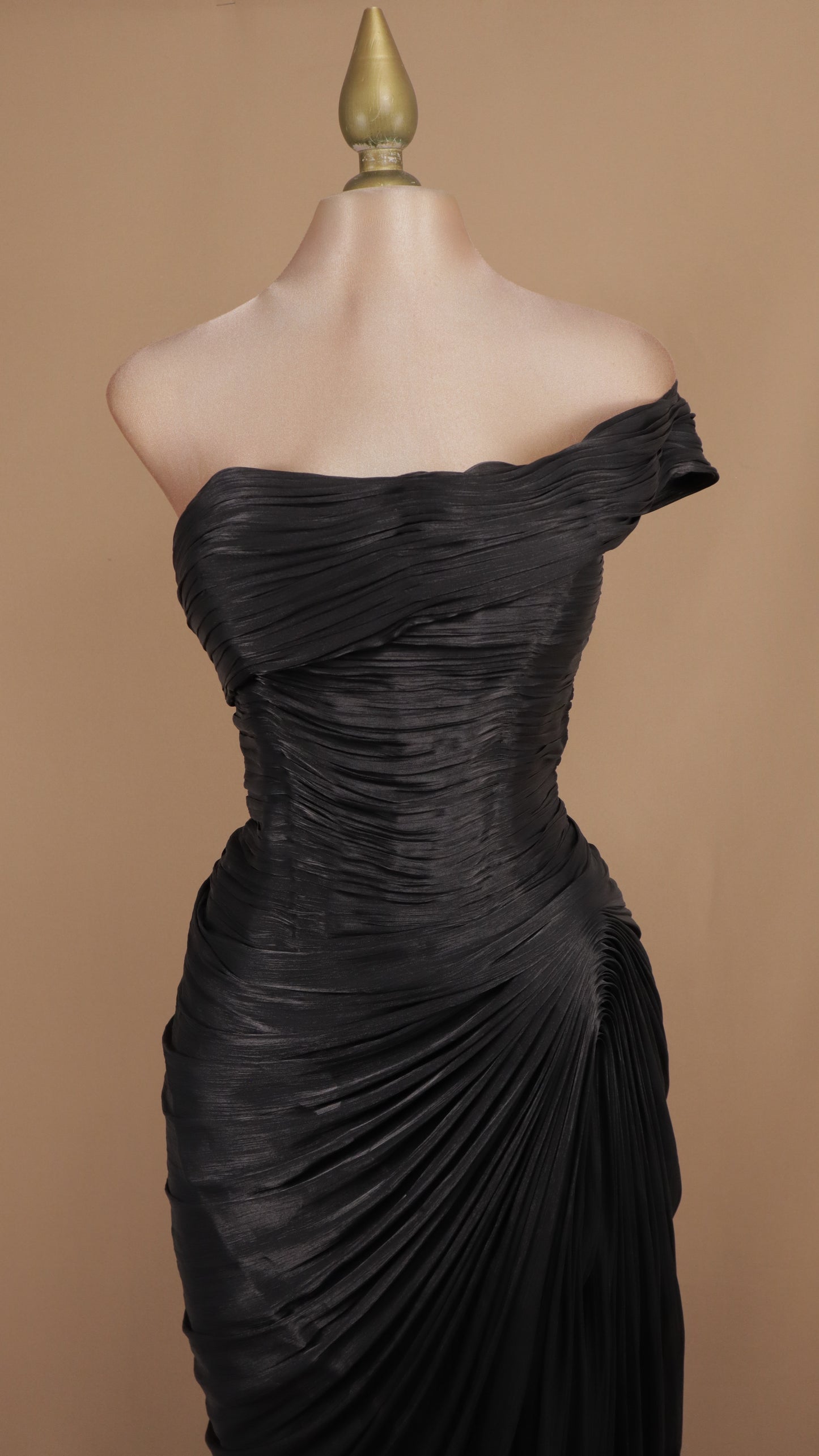 Vestido largo de un hombro con drapeado y destellos