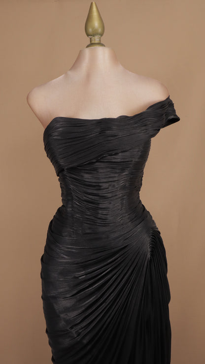 Vestido largo de un hombro con drapeado y destellos