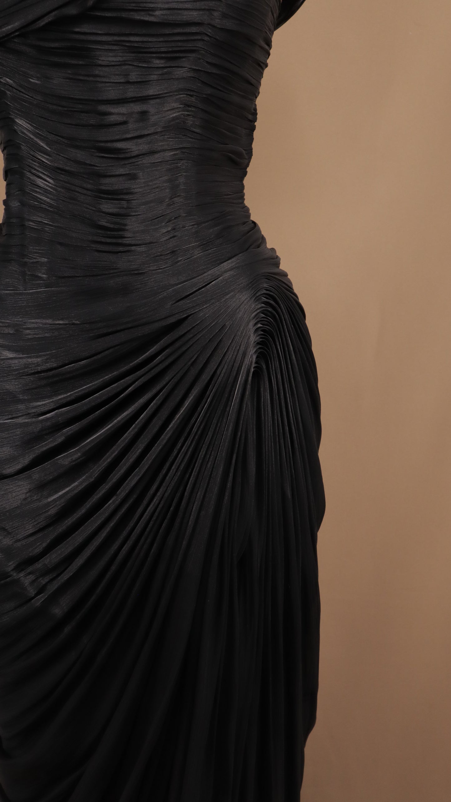 Vestido largo de un hombro con drapeado y destellos