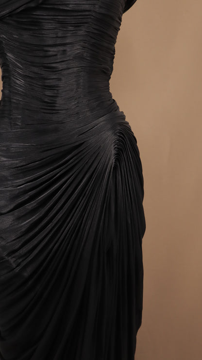 Vestido largo de un hombro con drapeado y destellos