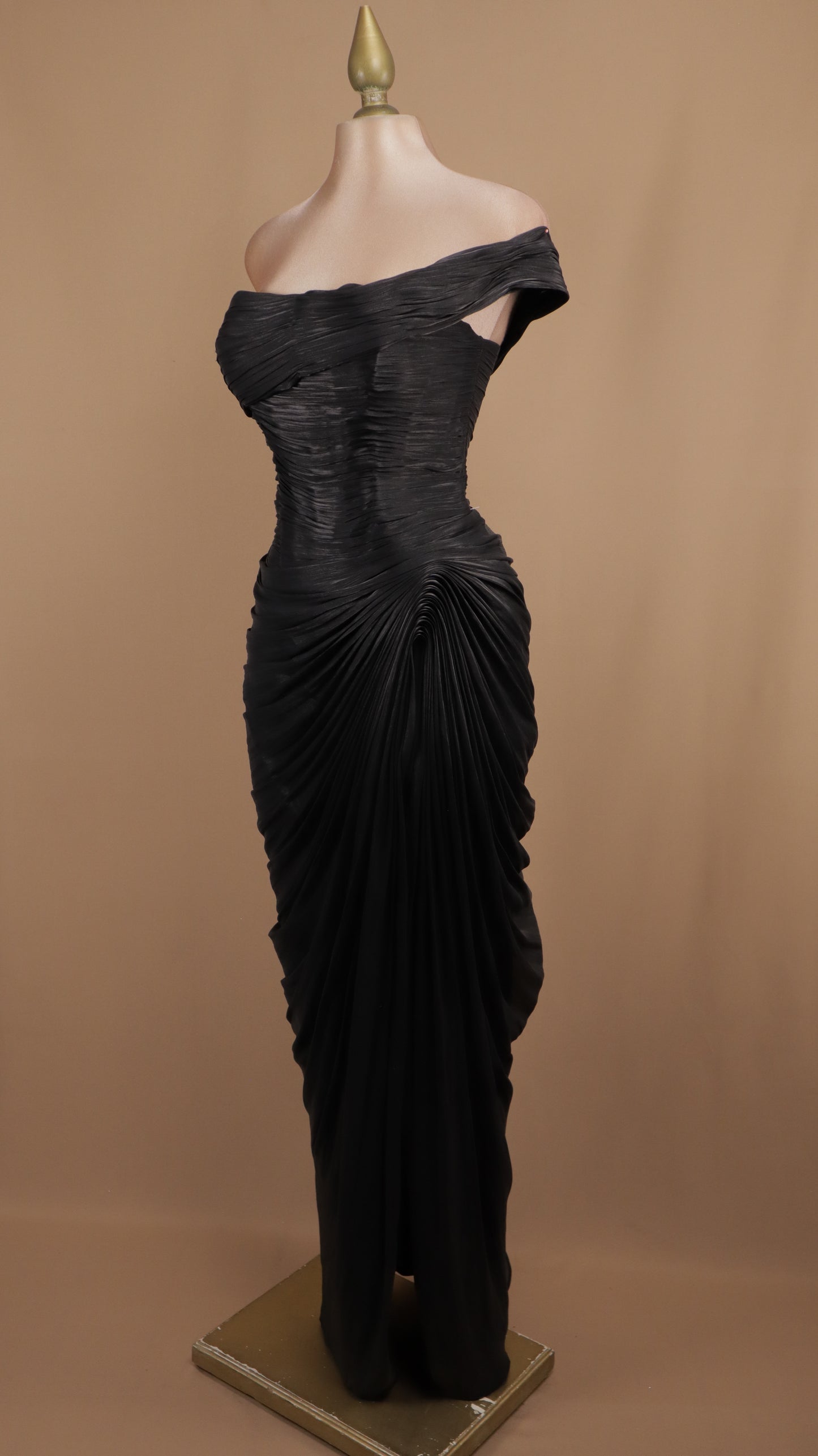 Vestido largo de un hombro con drapeado y destellos