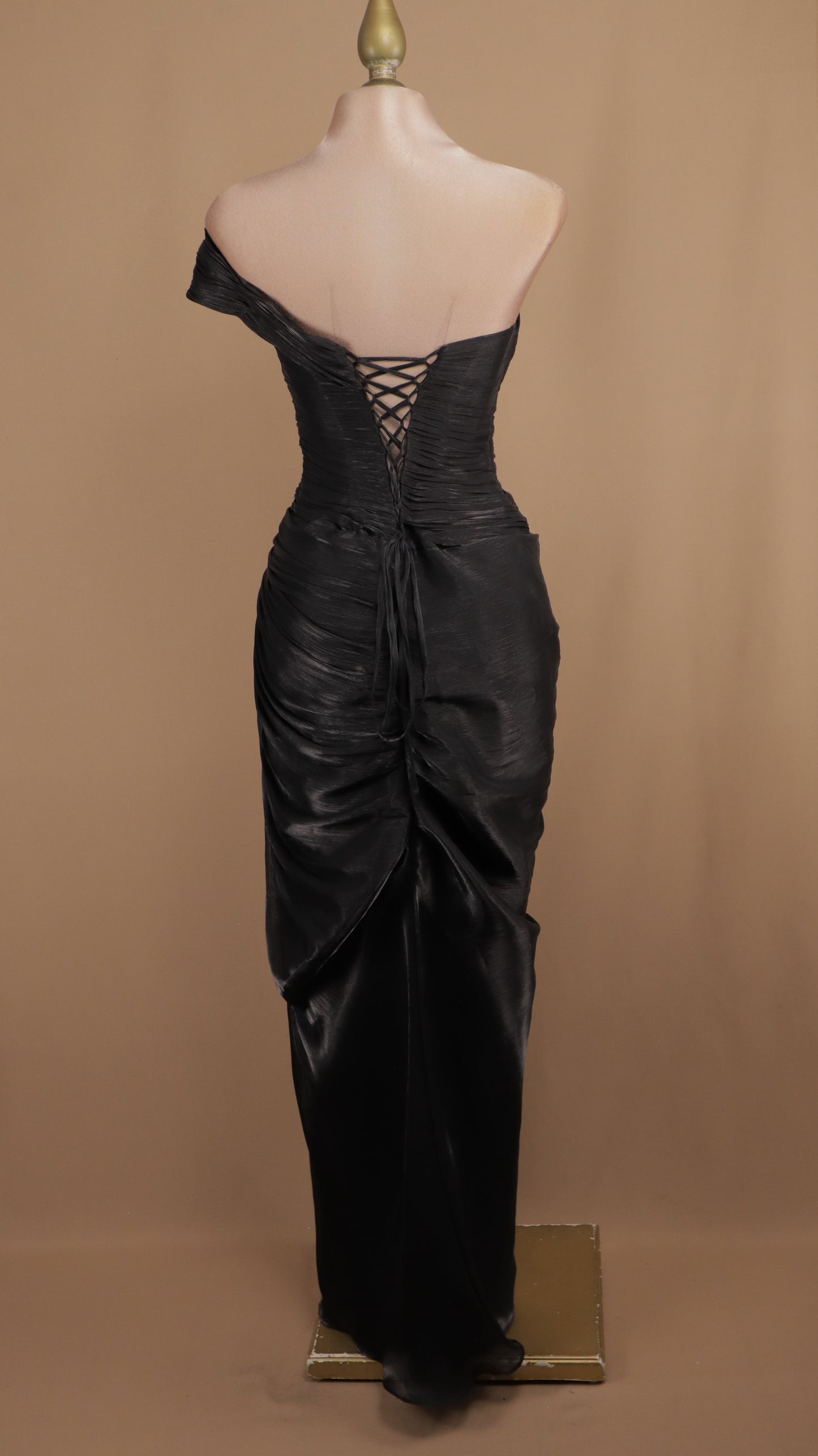 Vestido largo de un hombro con drapeado y destellos