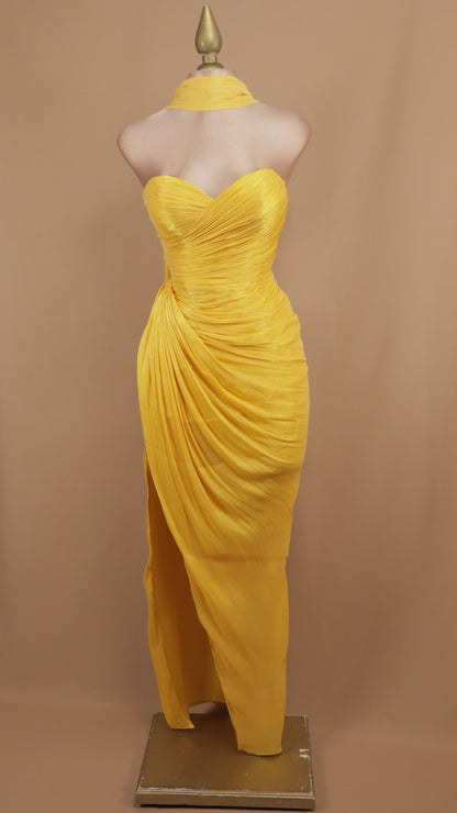 Vestido largo estraple drapeado con estola en cuello