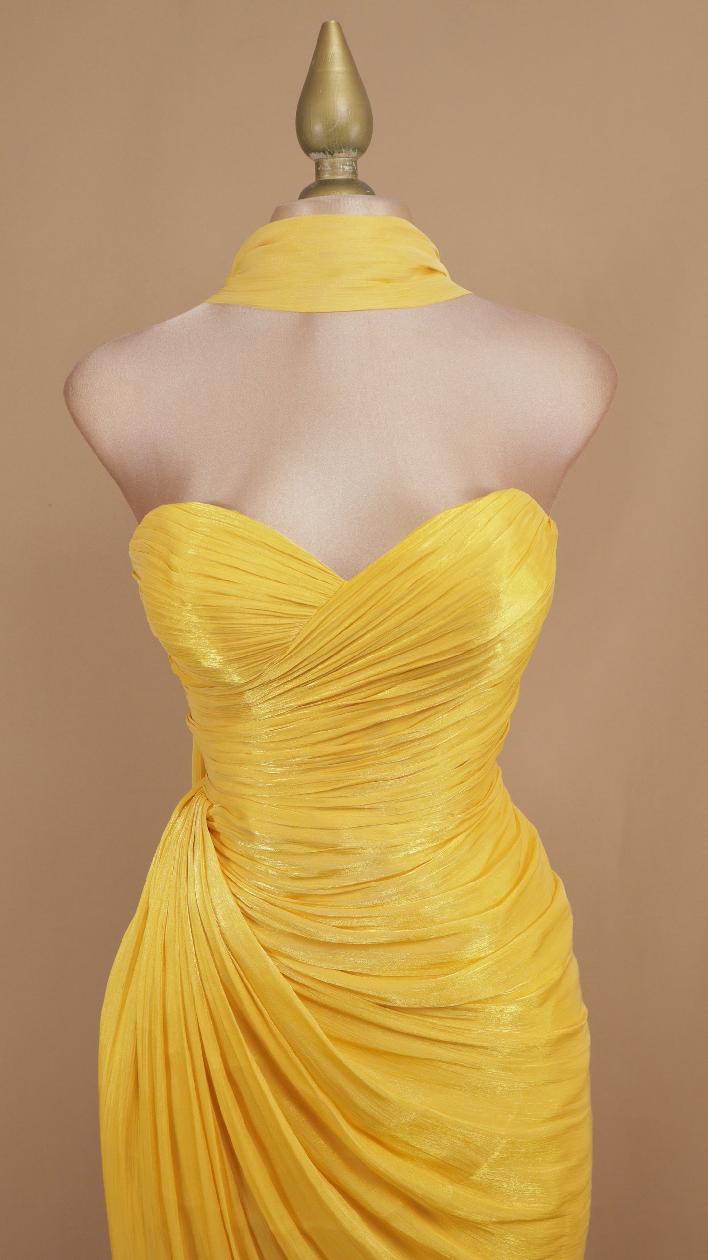 Vestido largo estraple drapeado con estola en cuello