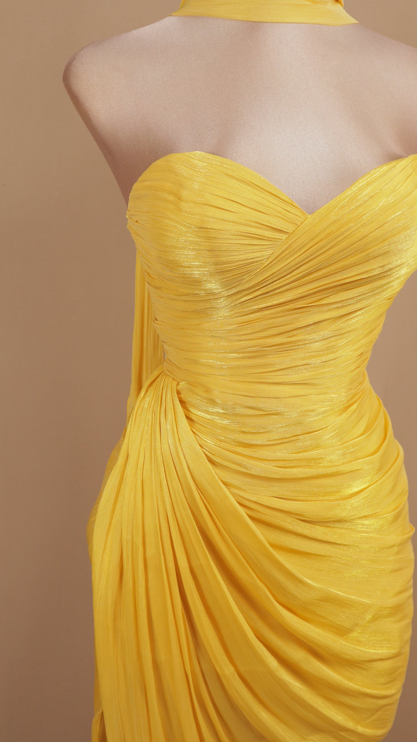 Vestido largo estraple drapeado con estola en cuello