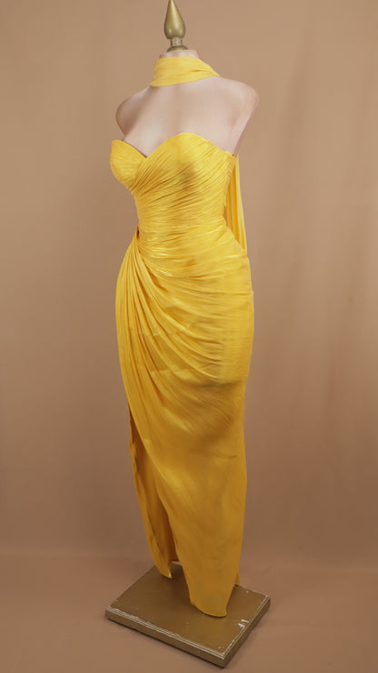 Vestido largo estraple drapeado con estola en cuello