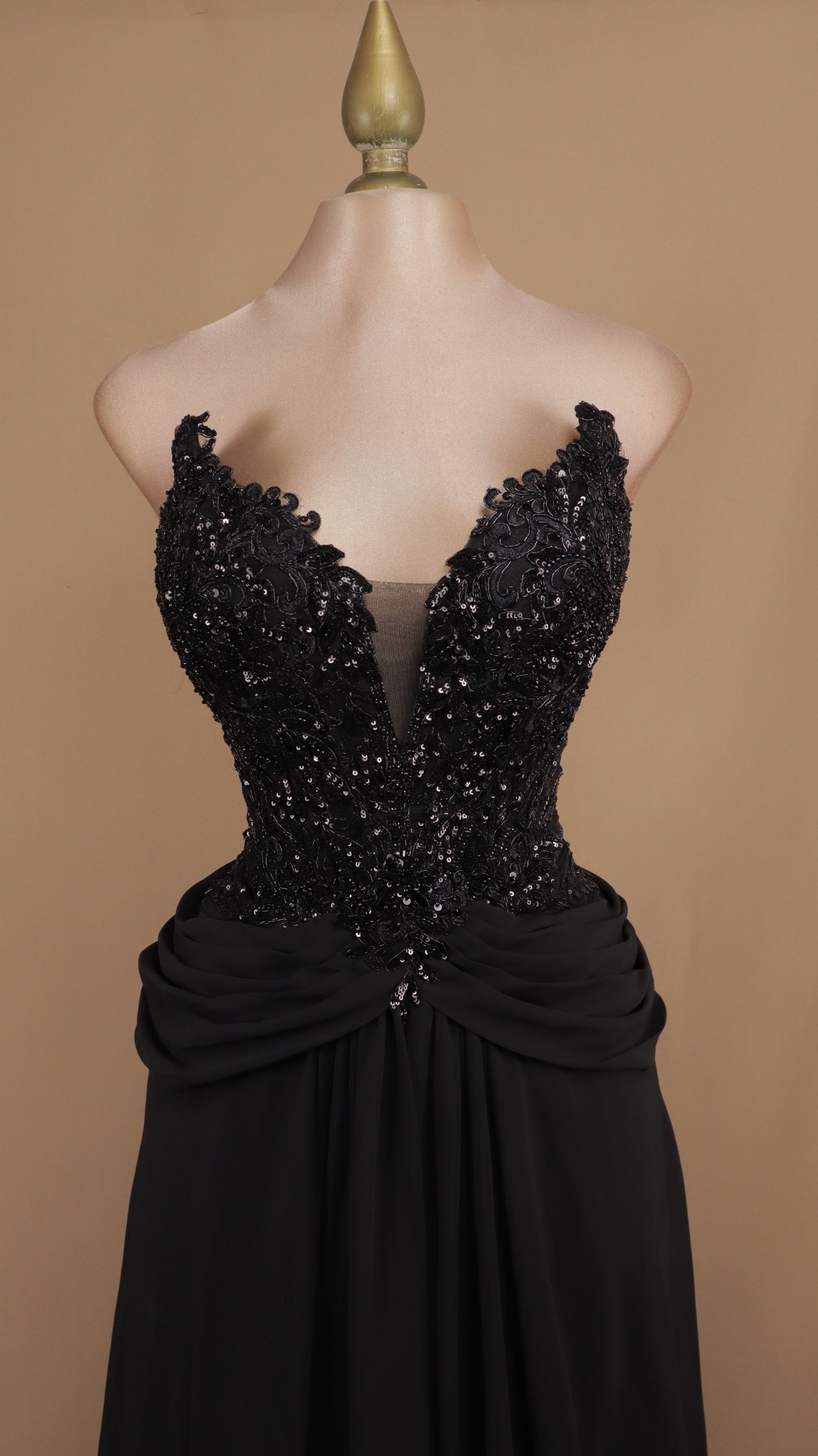 Vestido lardo estraple en línea A con aplicación