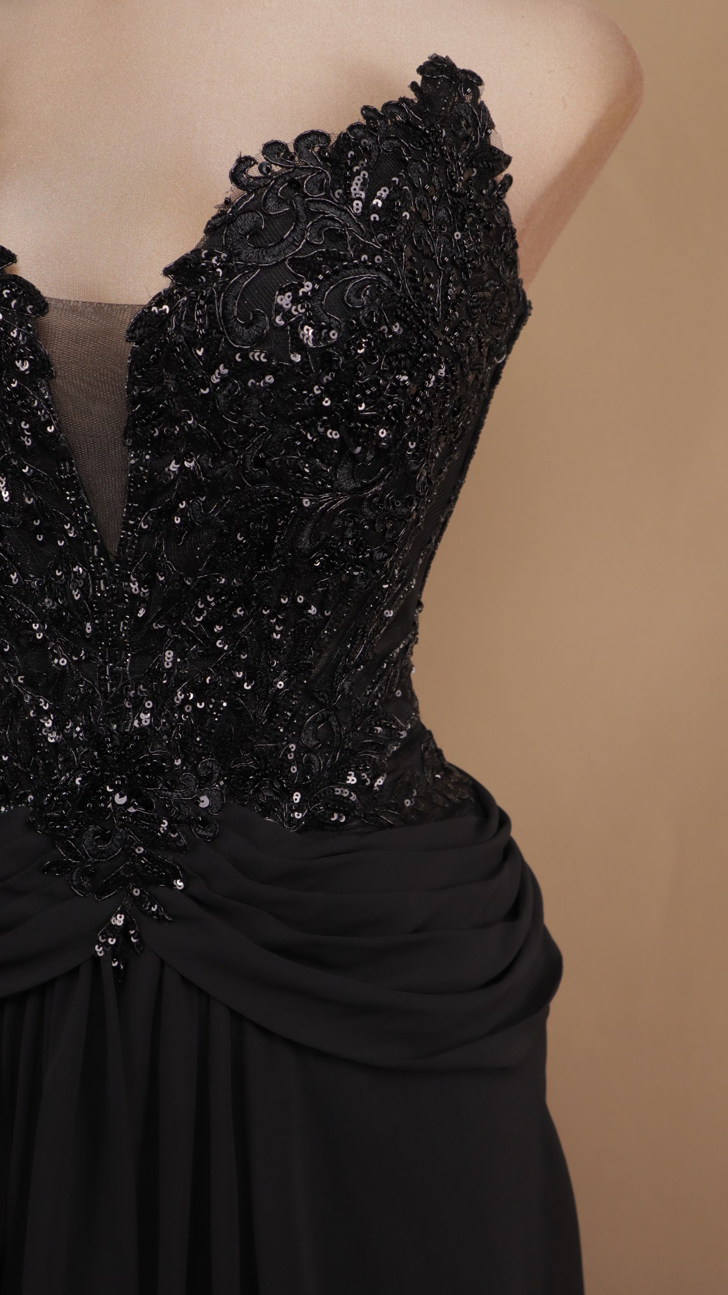 Vestido lardo estraple en línea A con aplicación