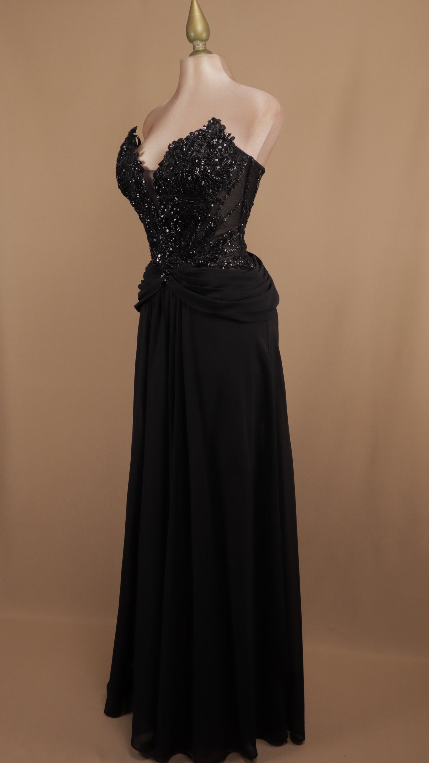 Vestido lardo estraple en línea A con aplicación