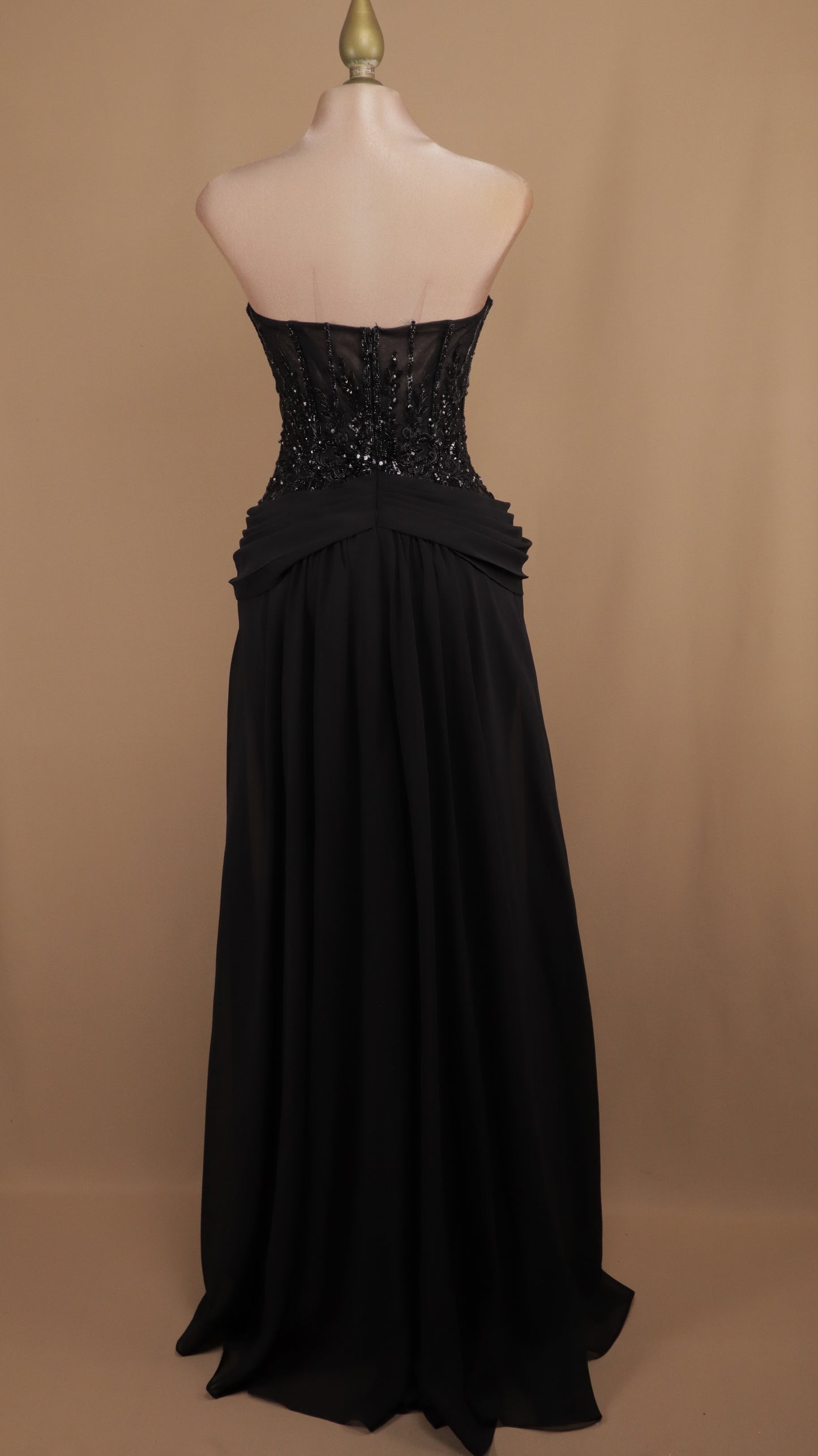 Vestido lardo estraple en línea A con aplicación