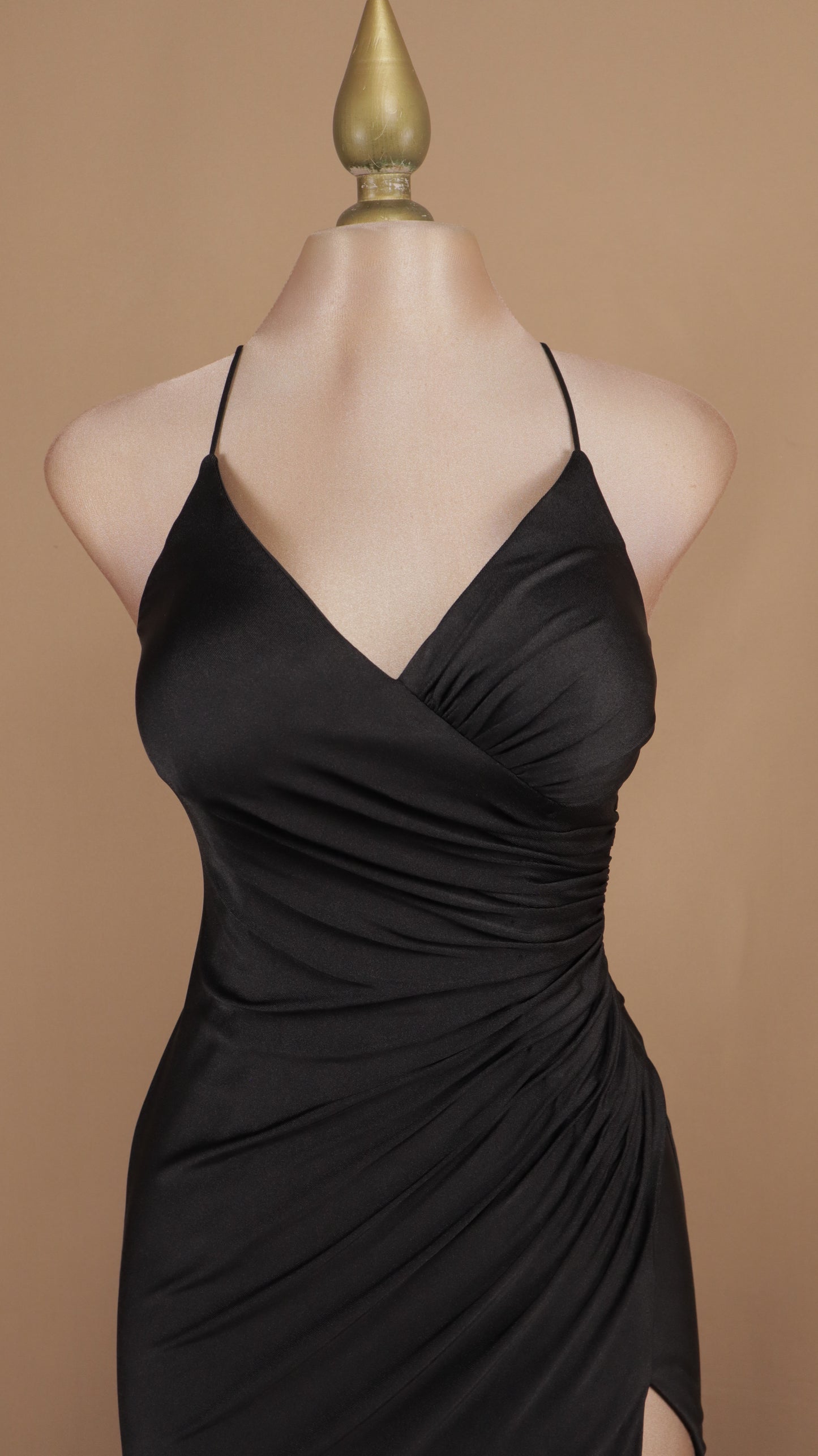 Vestido largo escote en V con corset y abertura