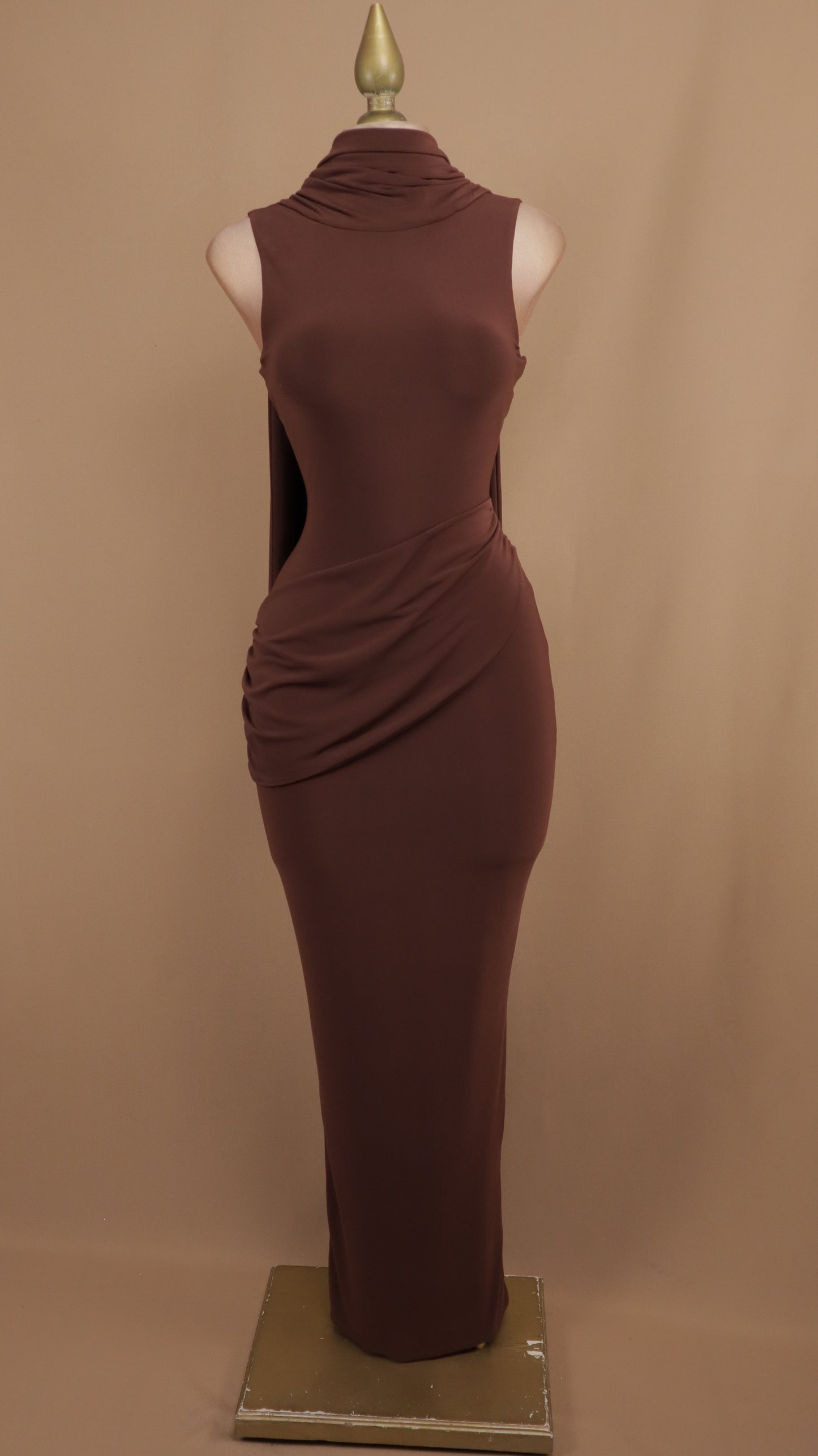 Vestido largo con cauda en cuello