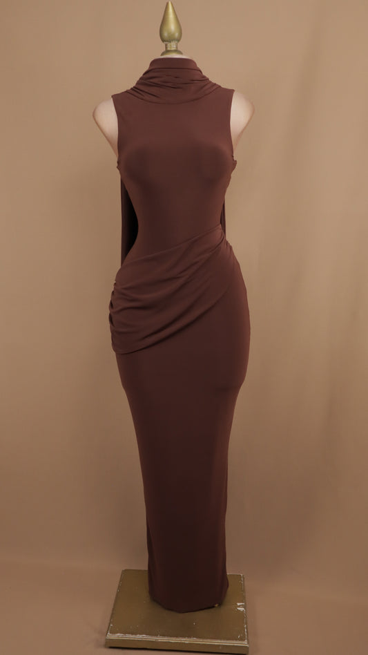 Vestido largo con cauda en cuello