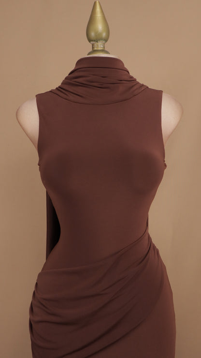 Vestido largo con cauda en cuello