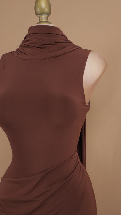 Vestido largo con cauda en cuello