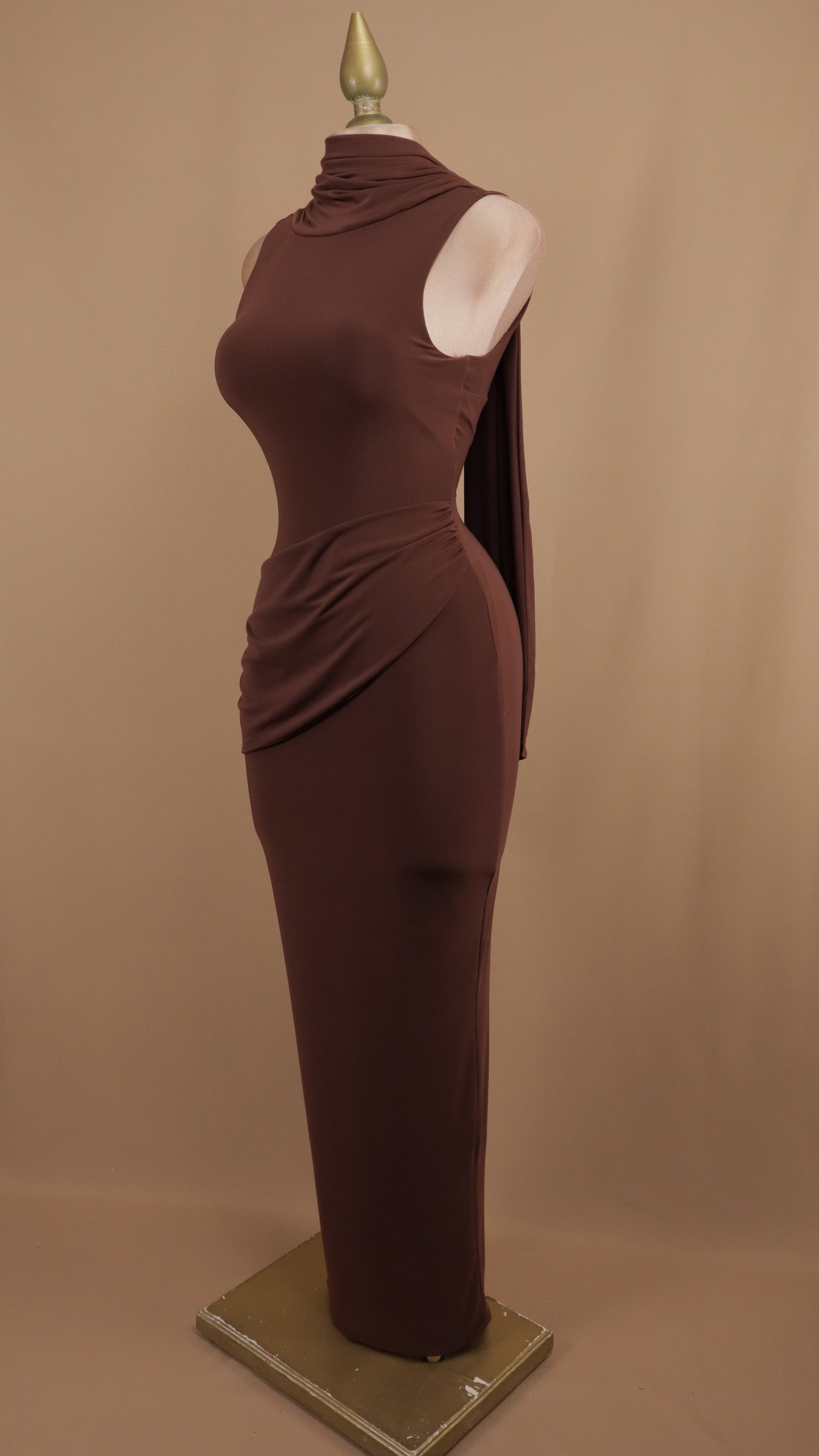 Vestido largo con cauda en cuello