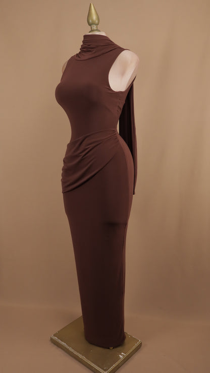 Vestido largo con cauda en cuello