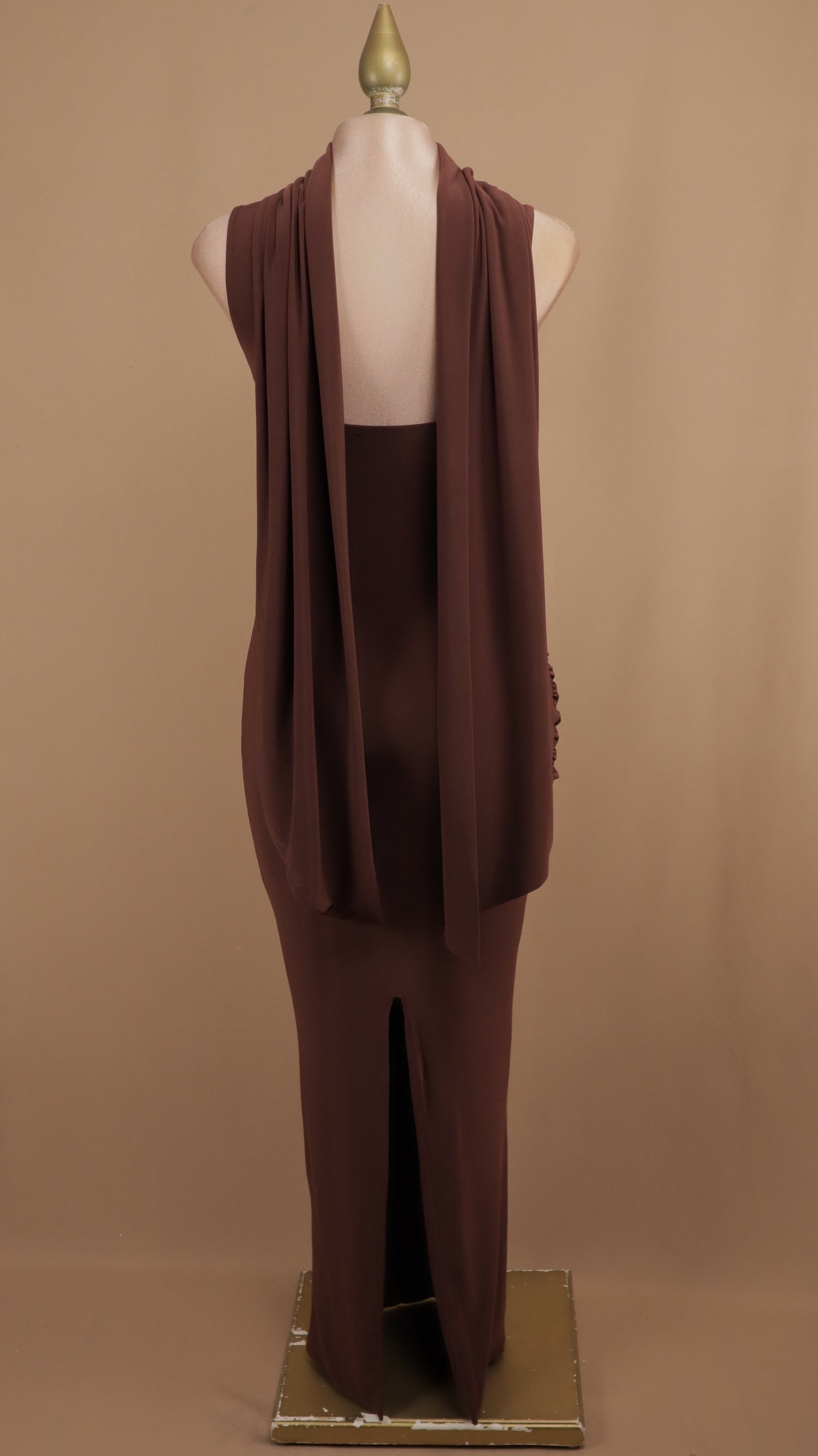 Vestido largo con cauda en cuello