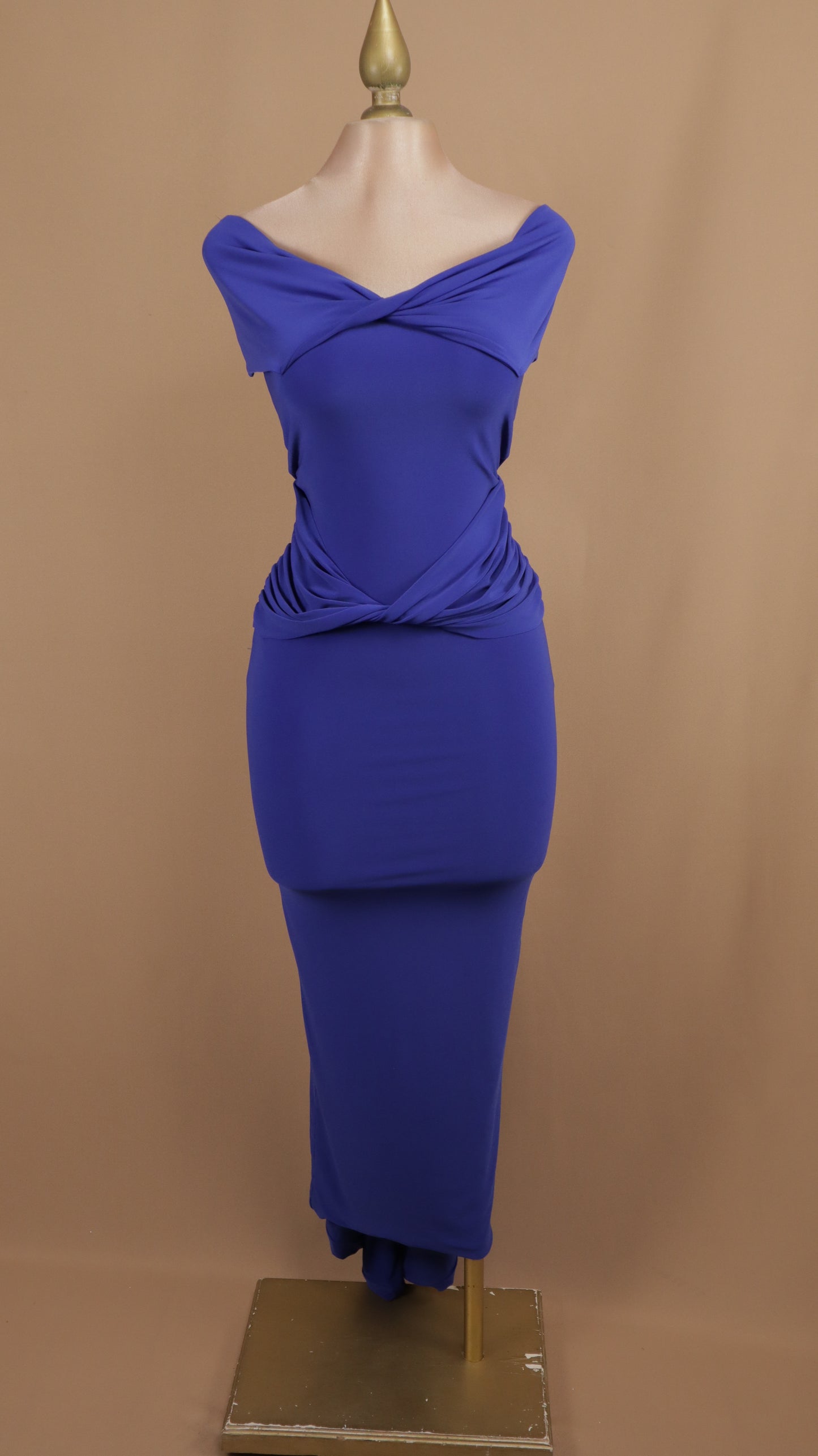 Vestido midi al hombro con escote en la espalda