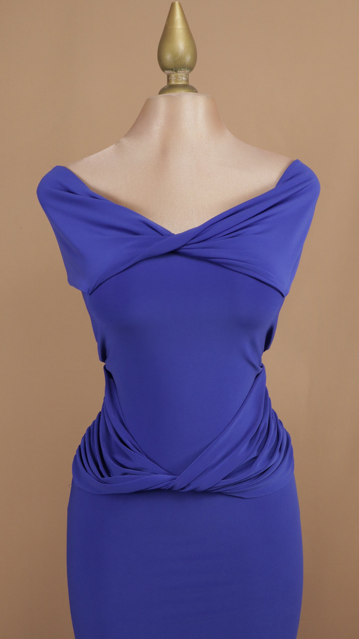 Vestido midi al hombro con escote en la espalda