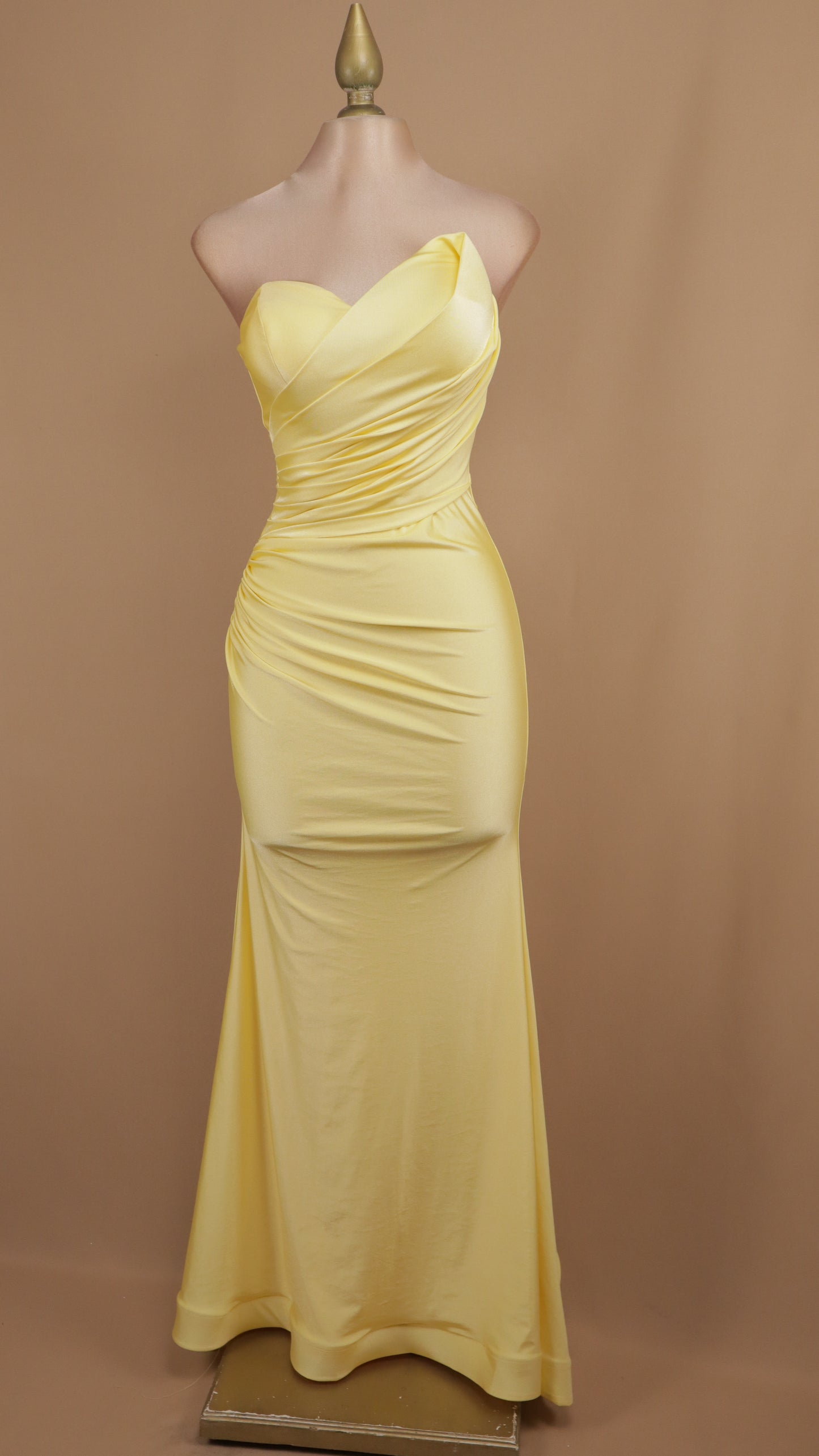 Vestido largo asimétrico estraple con pliegues