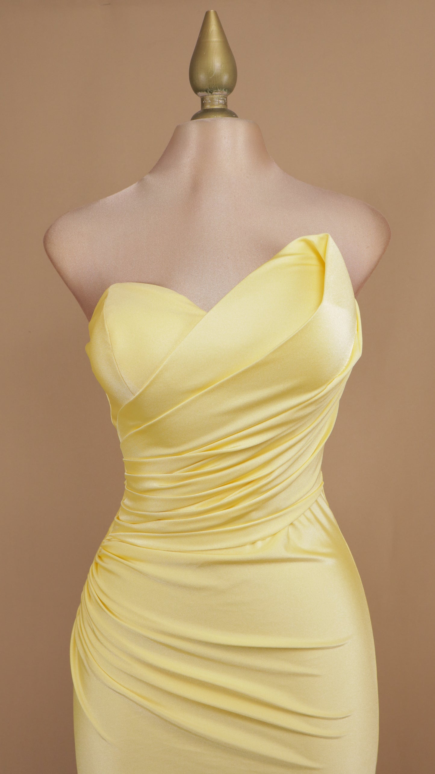 Vestido largo asimétrico estraple con pliegues