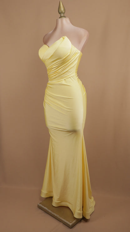 Vestido largo asimétrico estraple con pliegues