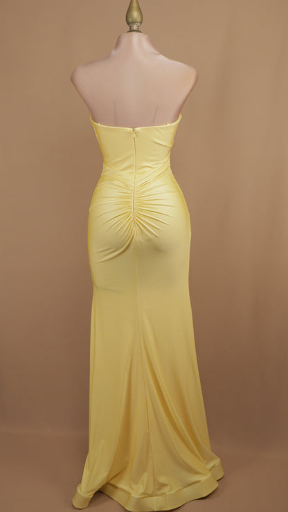 Vestido largo asimétrico estraple con pliegues