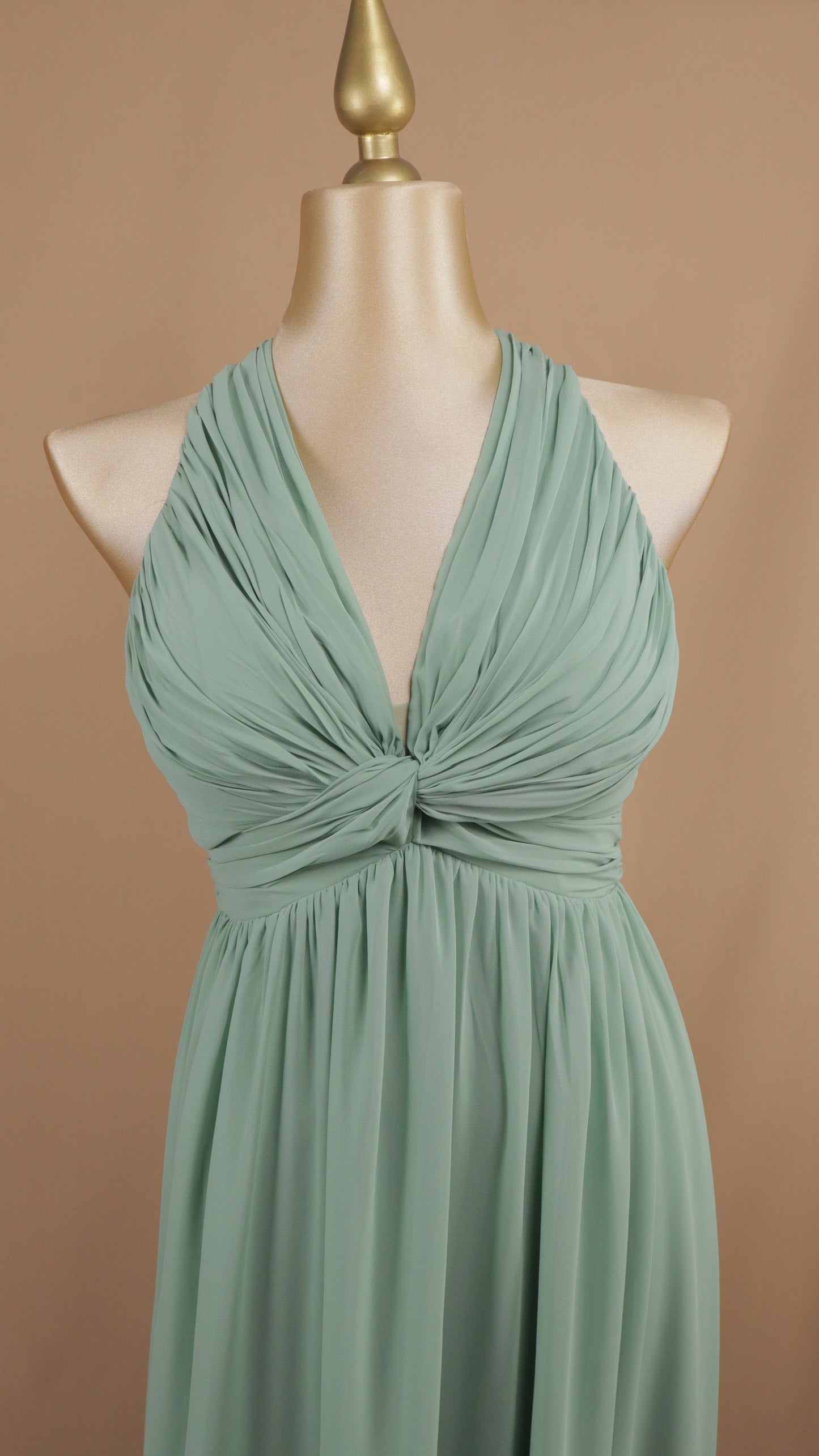 Vestido largo plus size con cuello halter y escote en la espalda