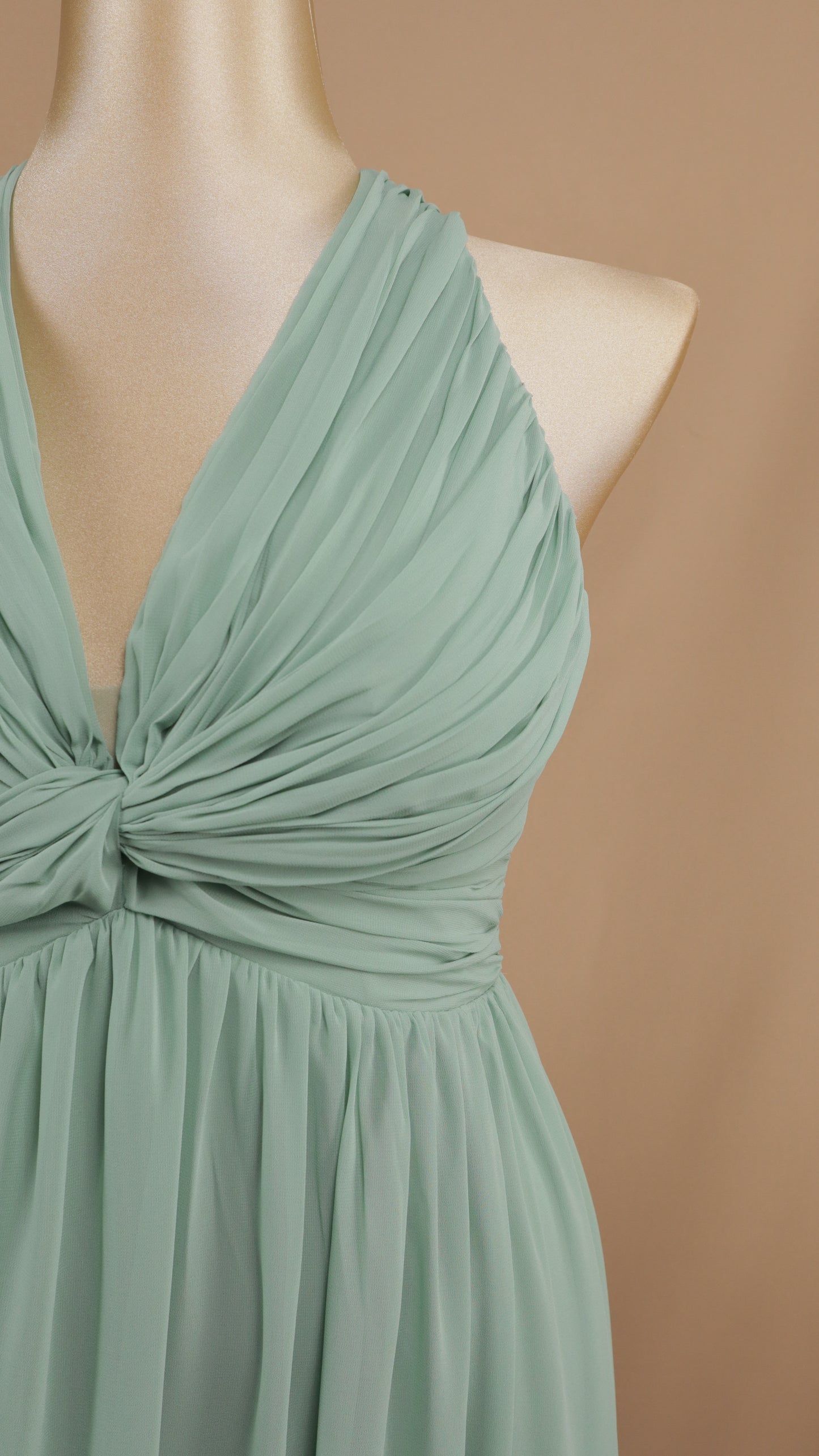 Vestido largo plus size con cuello halter y escote en la espalda