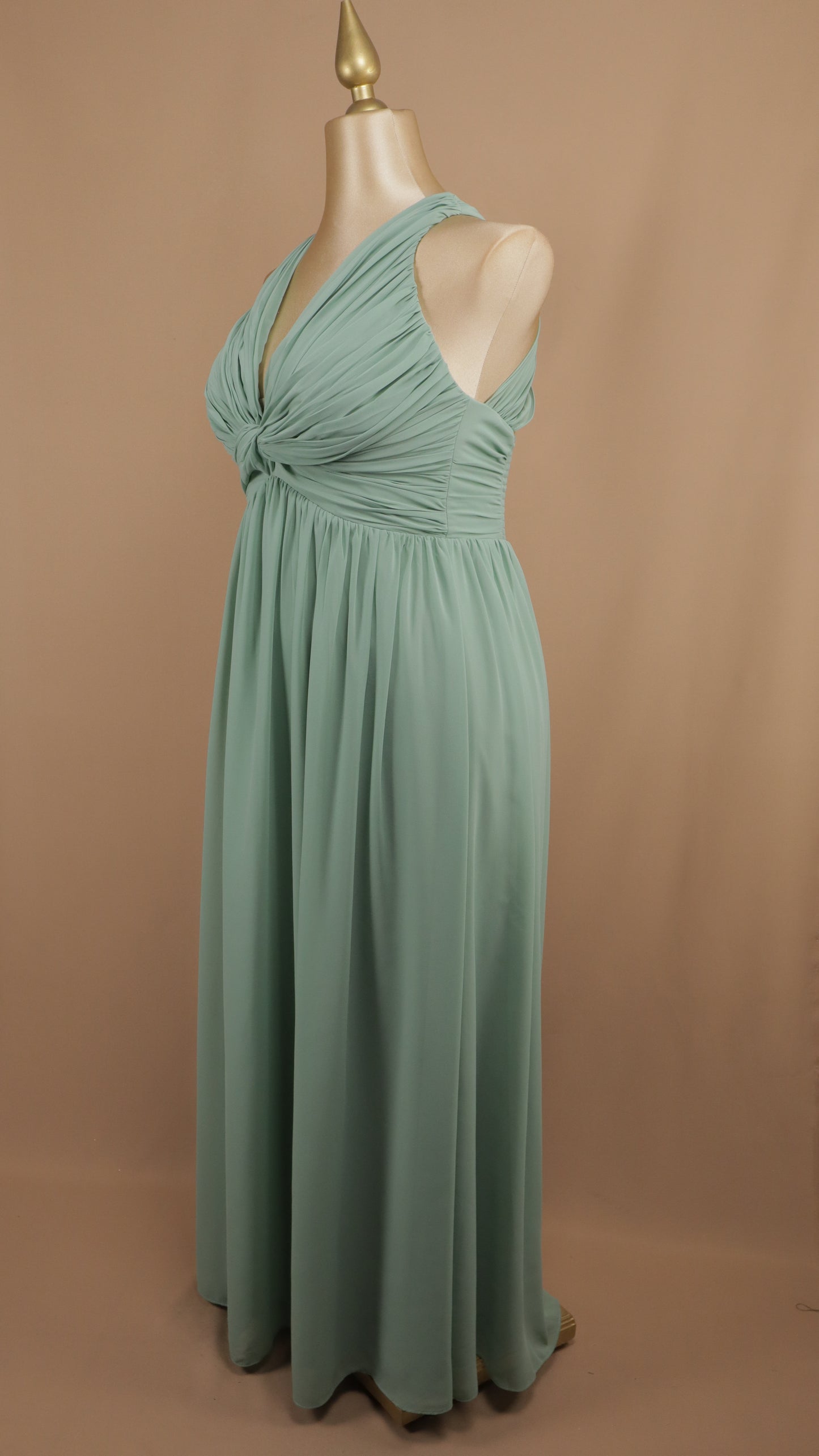 Vestido largo plus size con cuello halter y escote en la espalda