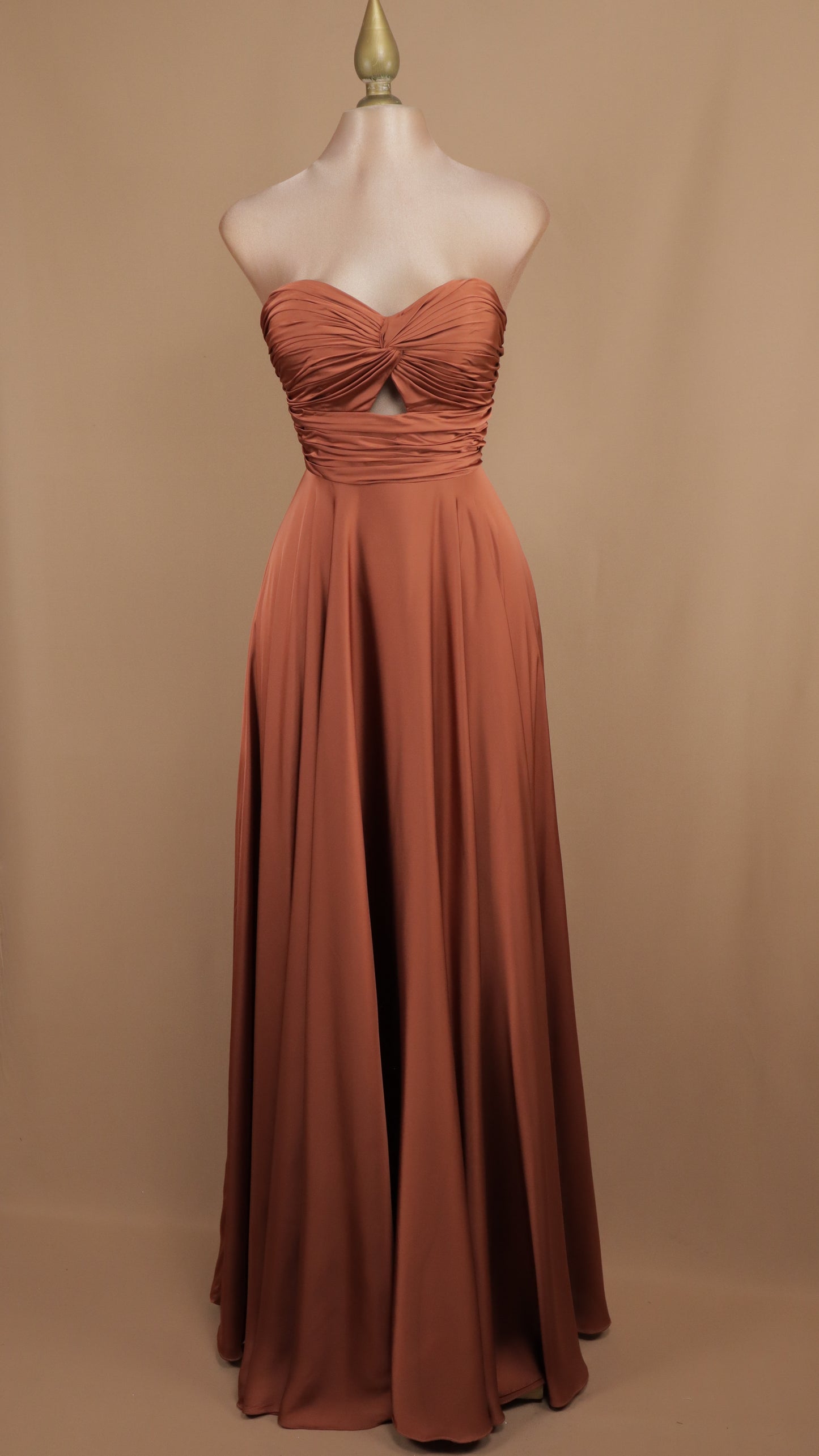 Vestido largo estraple escote en busto y satinado