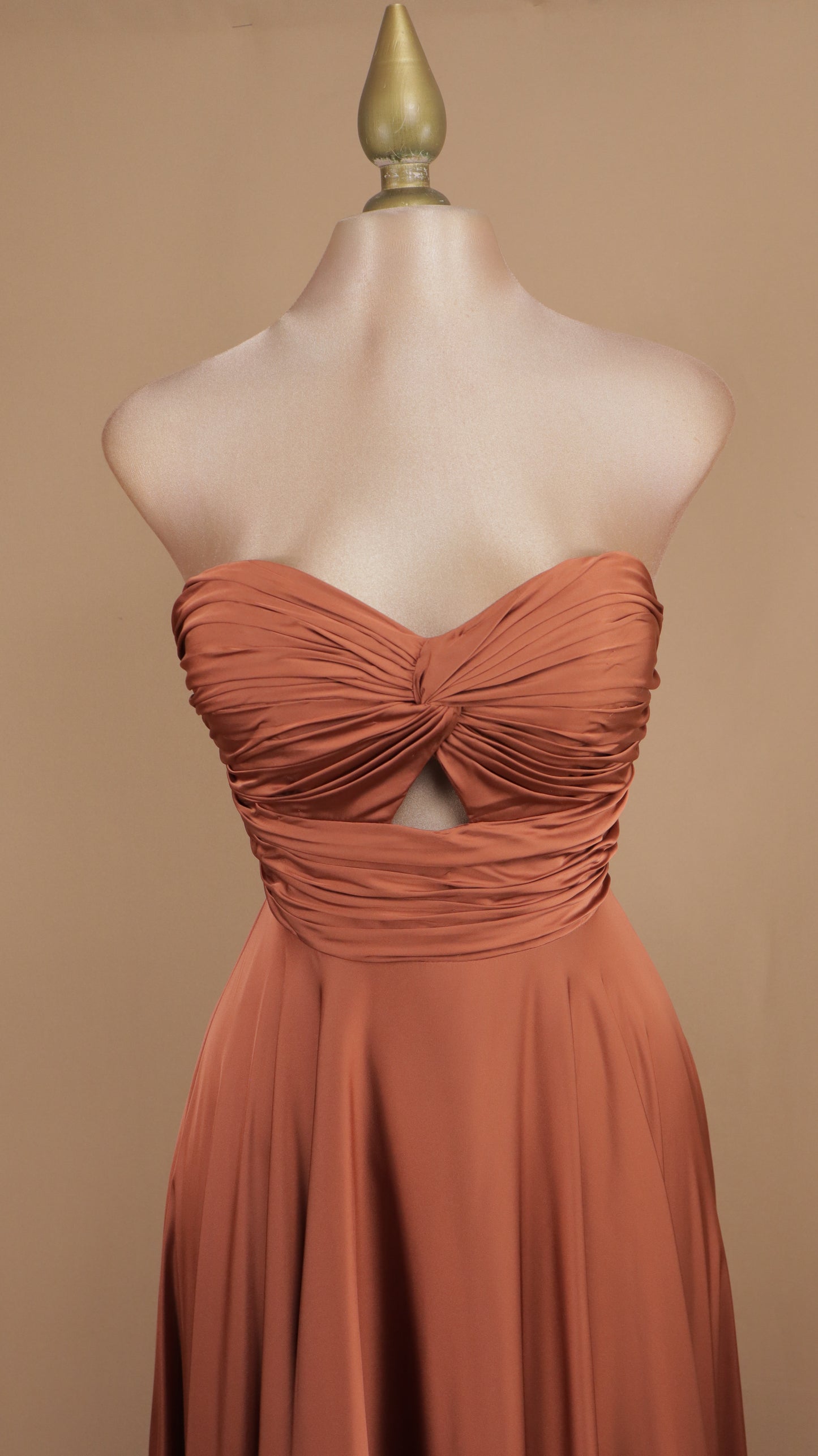 Vestido largo estraple escote en busto y satinado