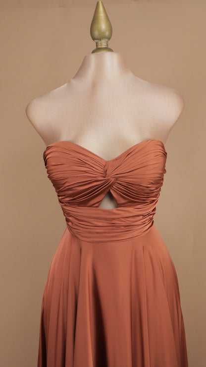 Vestido largo estraple escote en busto y satinado