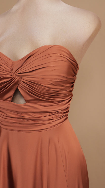 Vestido largo estraple escote en busto y satinado