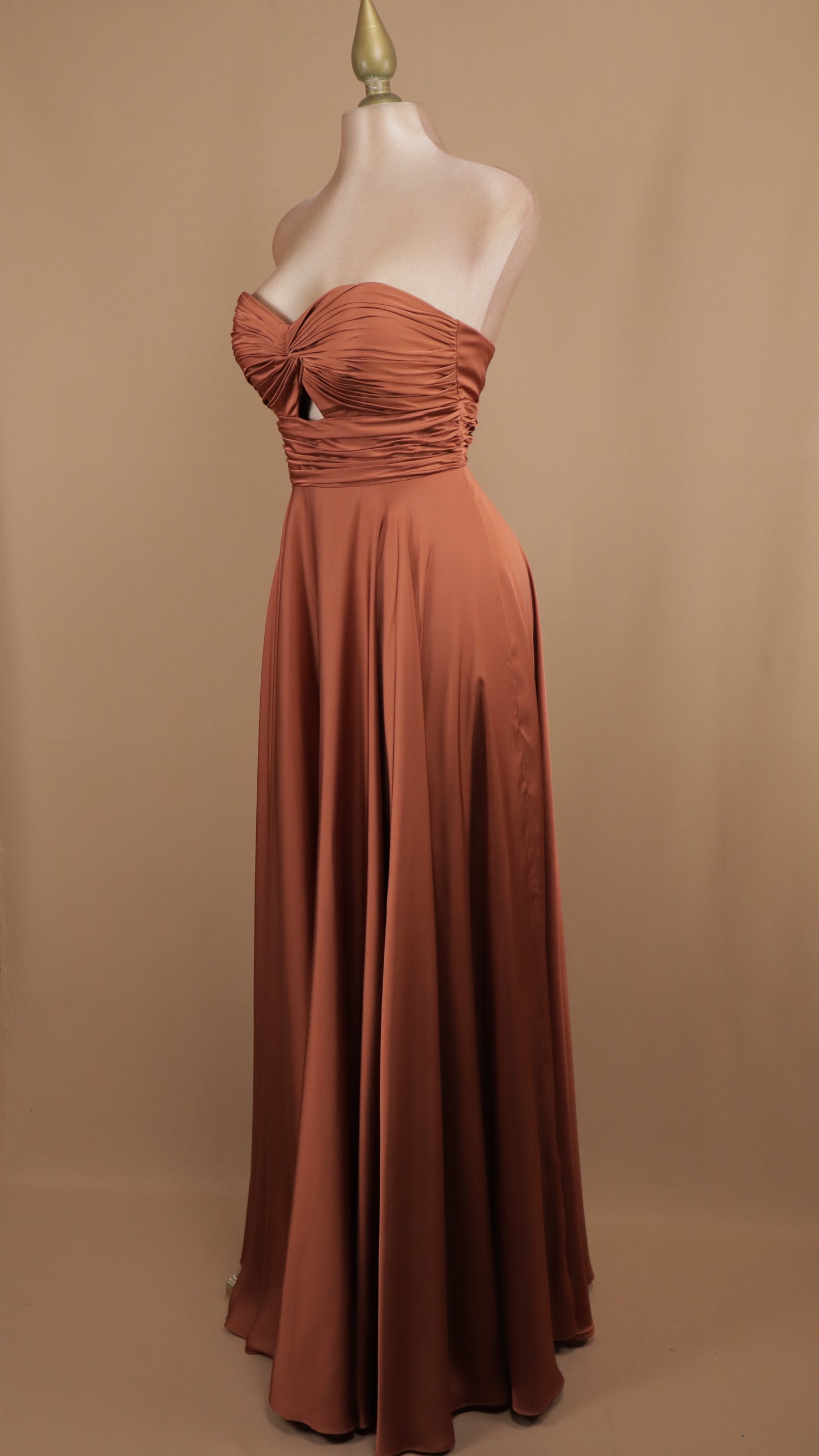 Vestido largo estraple escote en busto y satinado